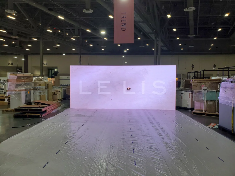 A straight-on view of a Le Lis digital backdrop.