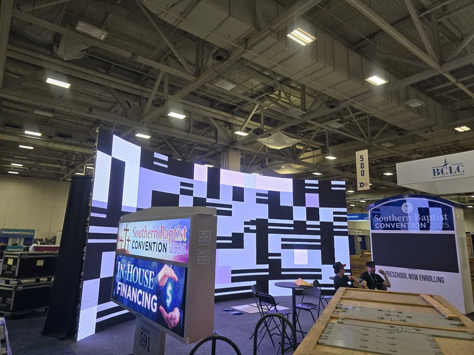 Display test patterns during booth preparation.
