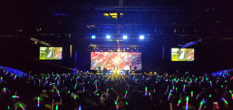 Audience view of the main backdrop and two side screens.