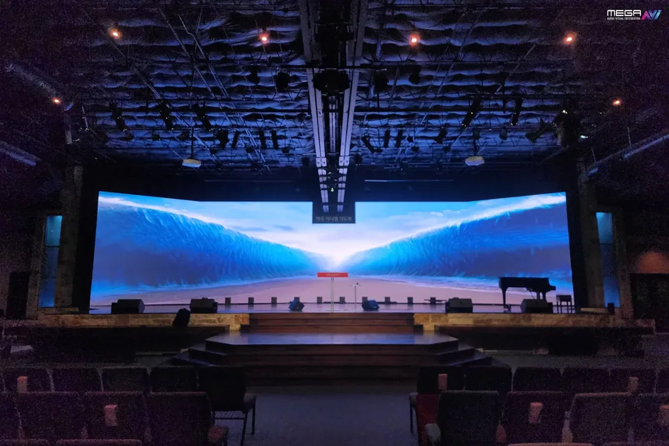 The completed LED canvas at Semihan Church.