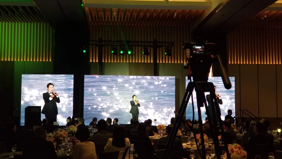Live performance imagery on the event displays.